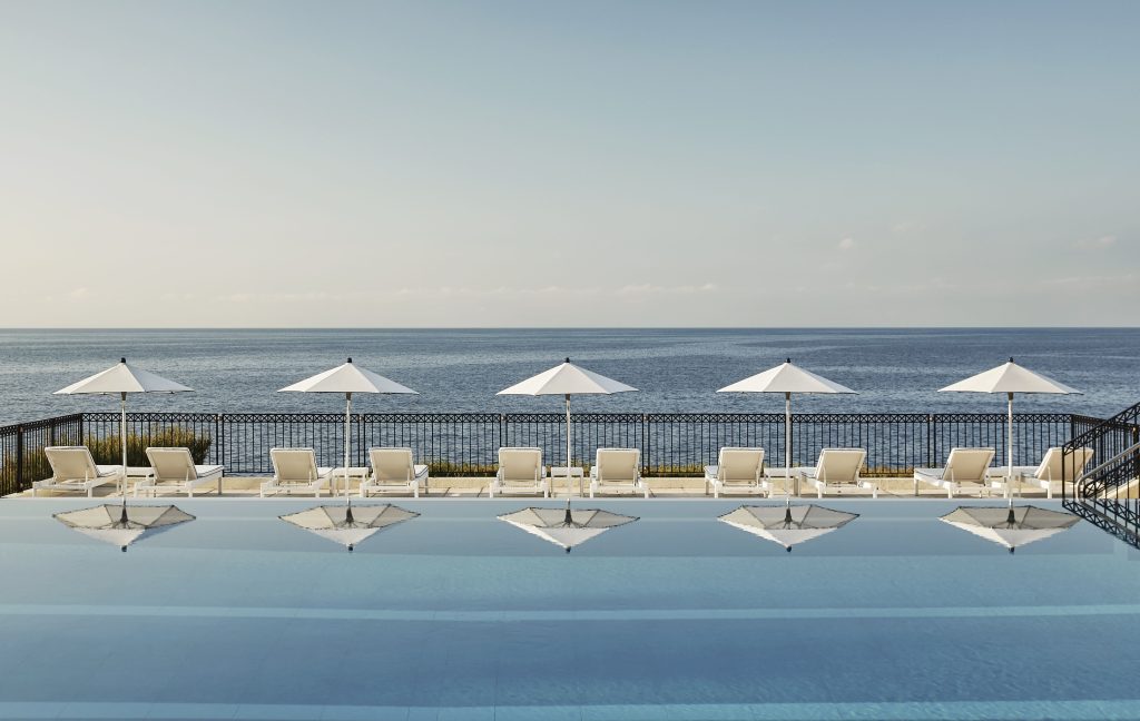 Four seasons hotel pool alt